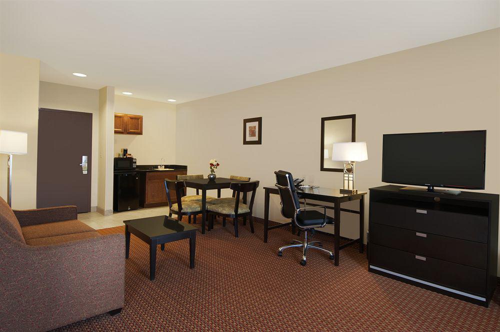 La Quinta Inn & Suites By Wyndham Tulsa Midtown Zewnętrze zdjęcie