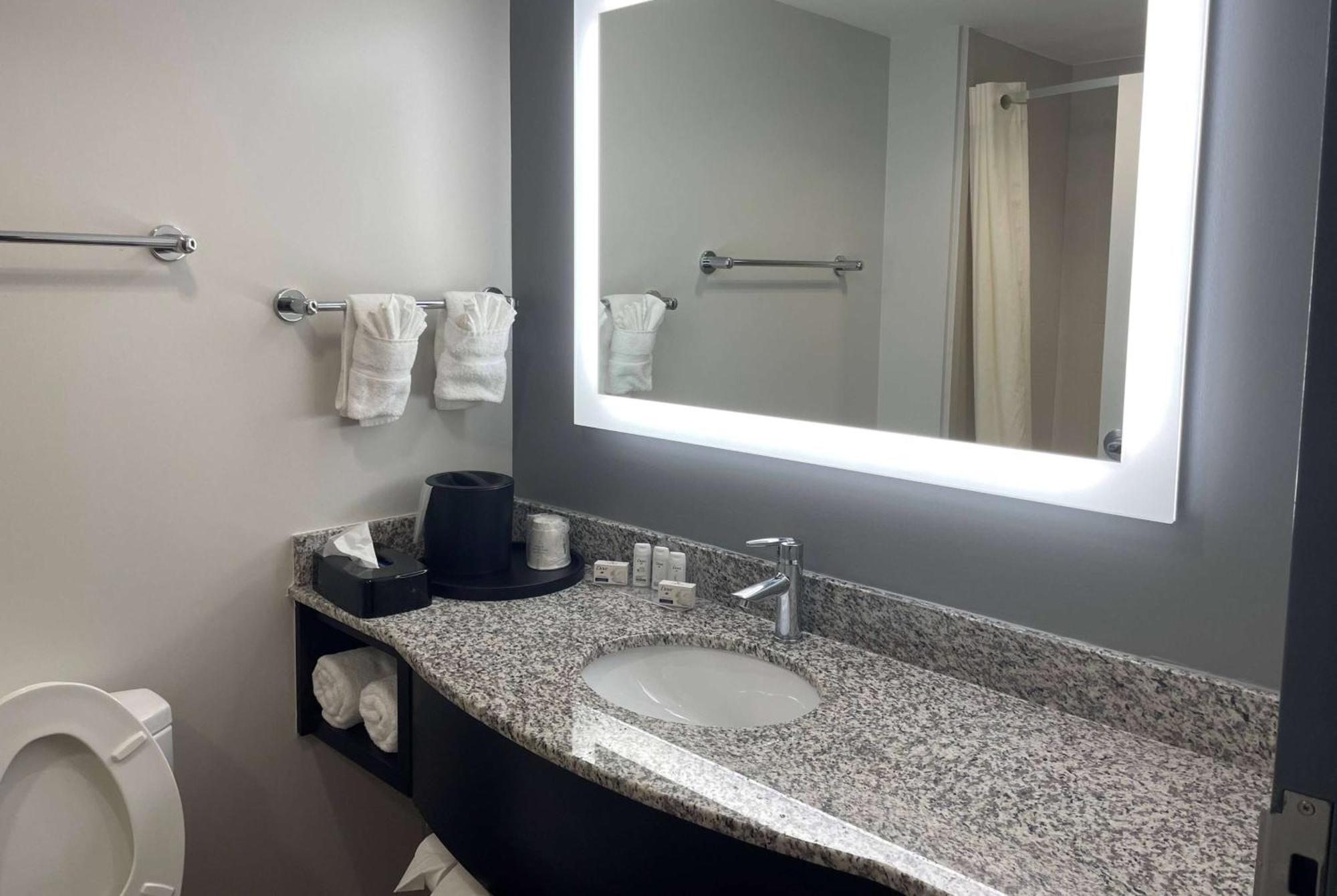 La Quinta Inn & Suites By Wyndham Tulsa Midtown Zewnętrze zdjęcie
